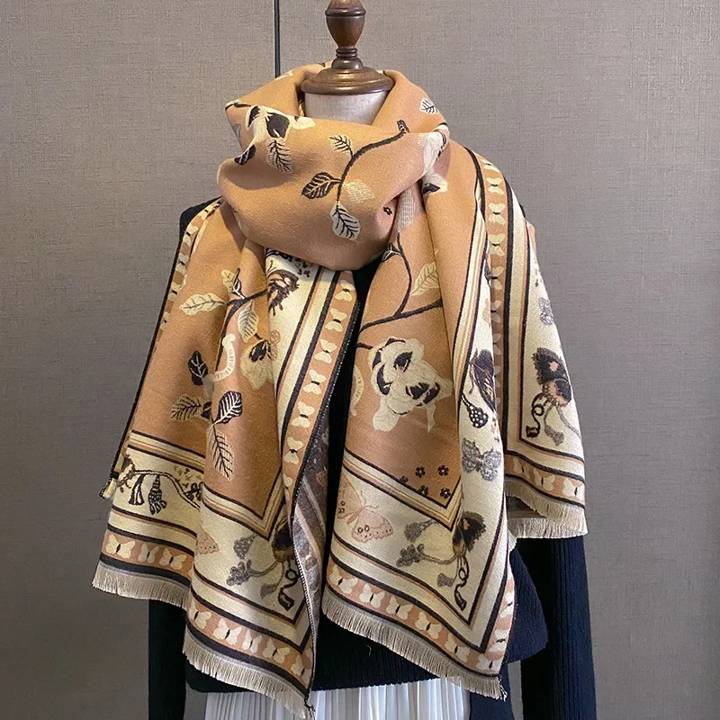 Рисунок 5 - Женская длинная шаль-бабочка с цветами