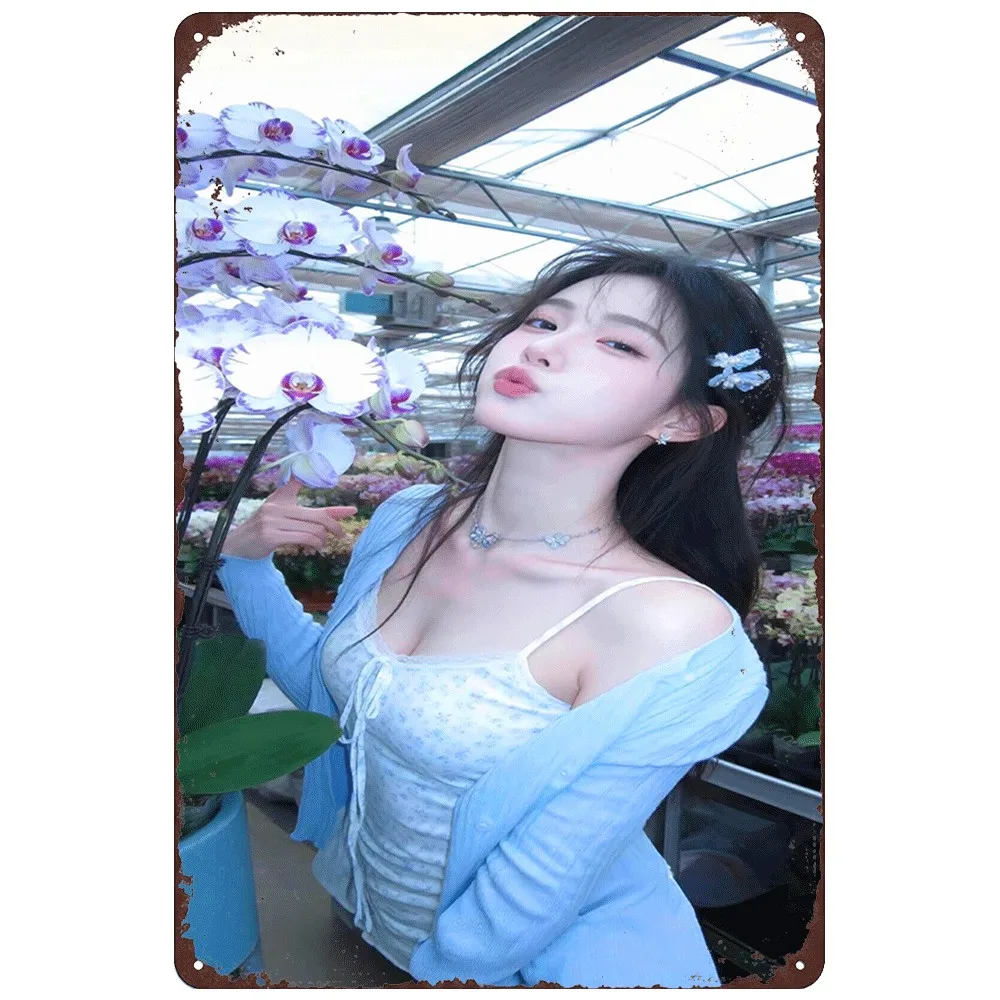 HD 틴 사인 빈티지 아시아 소녀 블루 가디건 & 화이트 캐미솔 꽃온실 금속 벽 장식 레트로 데코 홈 바 카페용