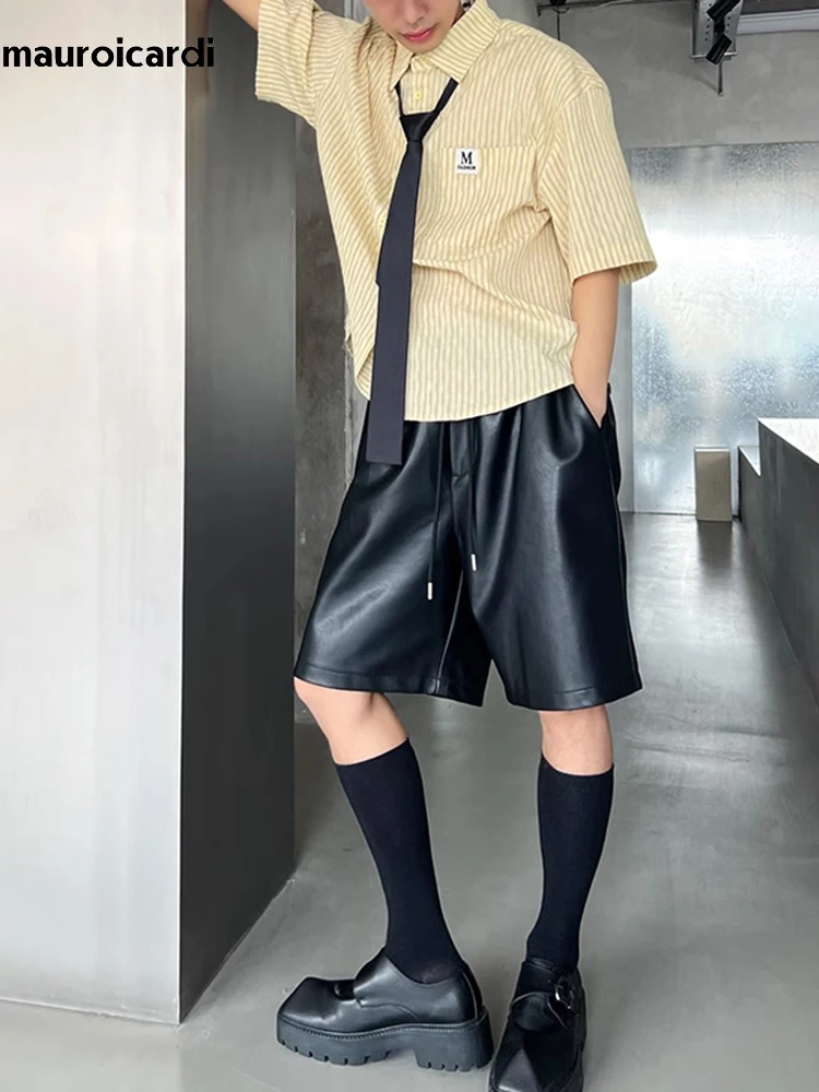 Mauroicardi 여름 느슨한 캐주얼 부드러운 블랙 Pu 가죽 스트레이트 반바지 남성용 탄성 허리 Drawstring 한국 ..