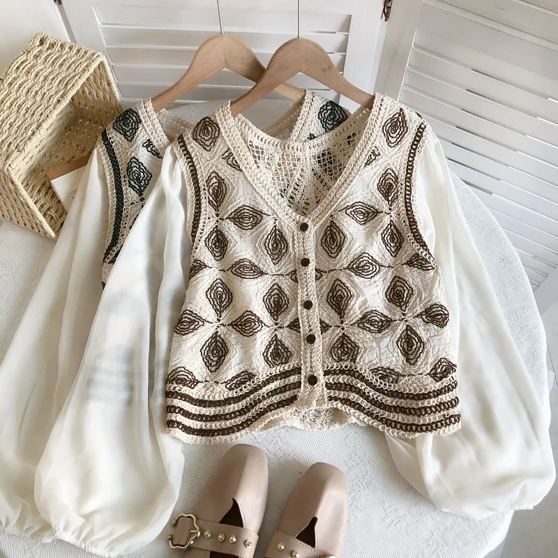 

Boring Honey Retro Embroidery Contrast Color Fashion Women Blouses V-Neck Hollow Out T-Shirt Chiffon Sleeve Join Together Tops
