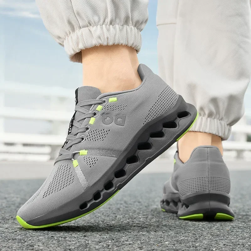 تتميز أحذية الجري الرجالية بتصميم شبكي مرن وغير قا...