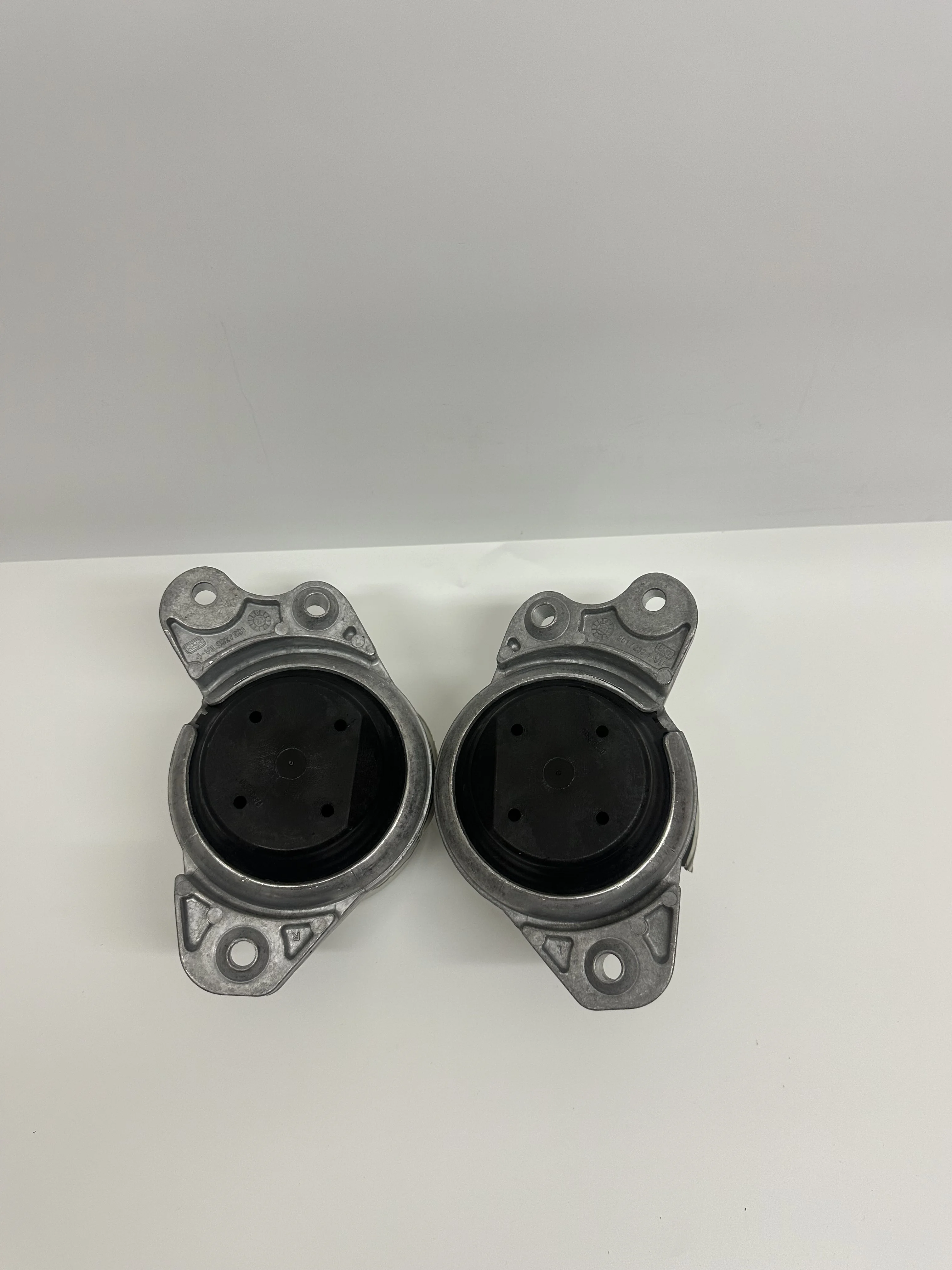 2532401000,2532400900,213240160,2132401700,Pair of price applies to Mercedes Benz GLC Class GLC43 GLC200 G260 GLC300 engine foot