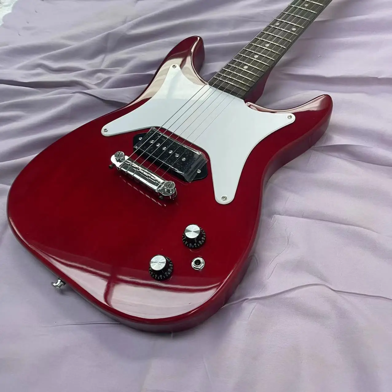 

Classic 6-string integrated electric guitar, wine red body, high gloss, rosewood fingerboard, maple track, P90 pickup, inverted