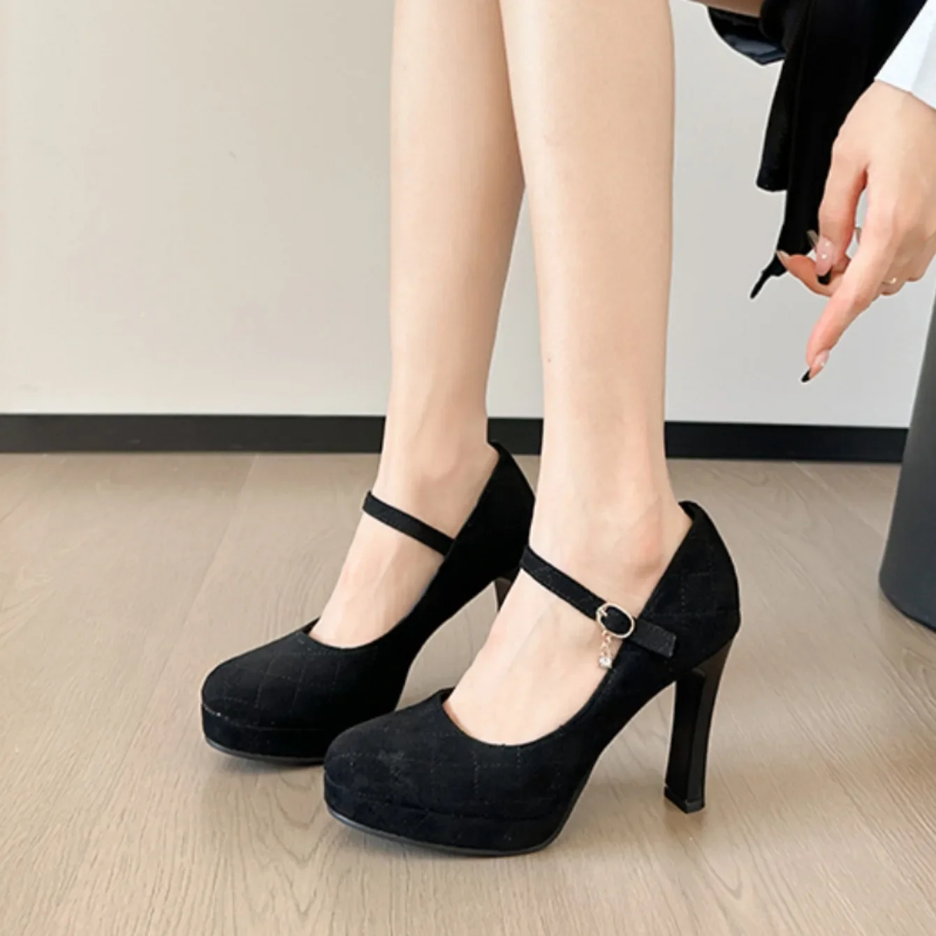 Elegante dames sandalen met hak en gesp voor de zomer_voghion.com