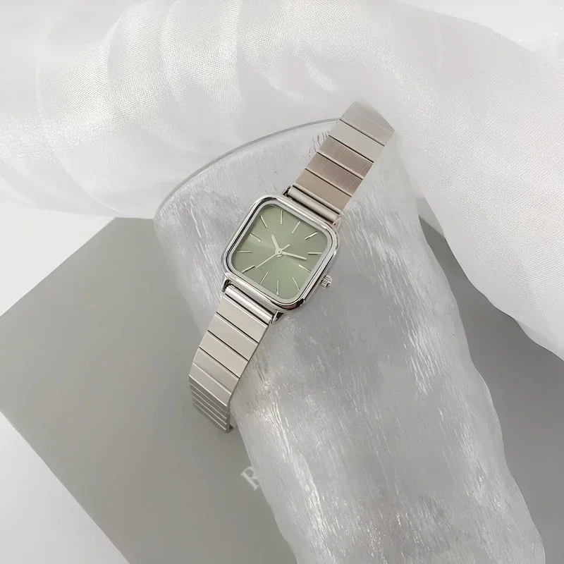 ساعة نسائية كوارتز سوار فولاذ 2025