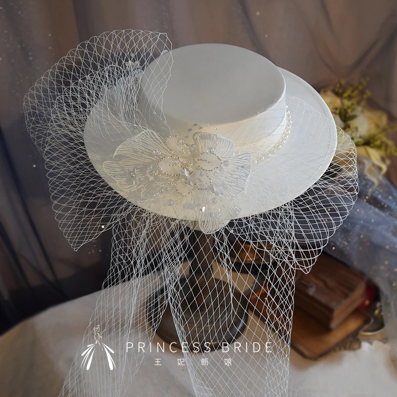 

Lace Flower White Wedding Hats Women Elegant Pearls Flat Satin Fedoras Headdress Fashion Cocktail Royal Banquet Party Fedora Cap