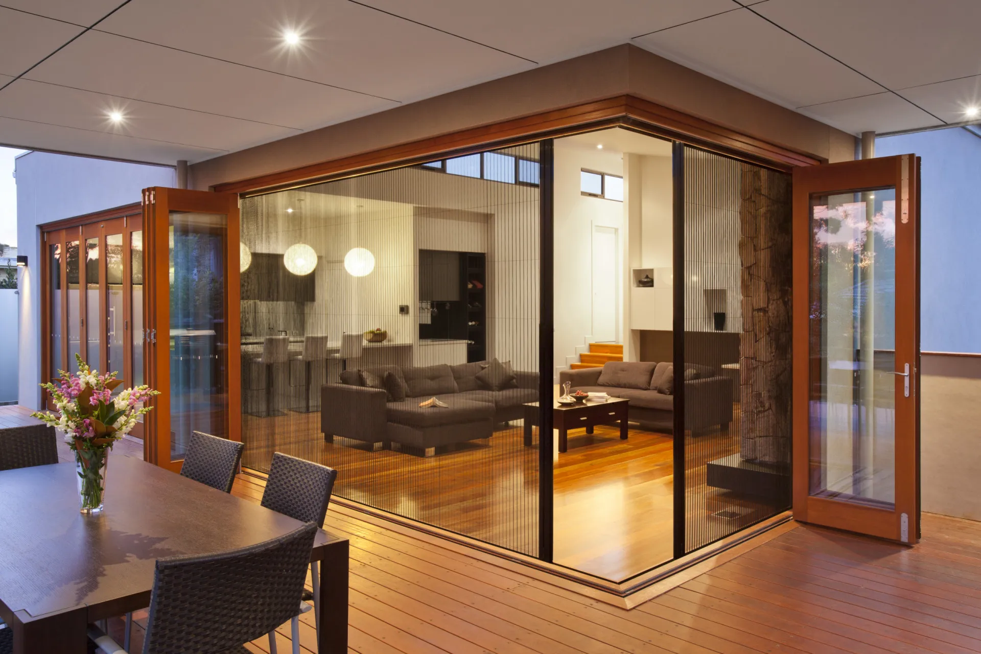 Manufacturer Aluminium Alloy Double Panel Low-e Glass Folding Patio Doors Metal Frame Folding Exterior Bifold Doors Home Decor