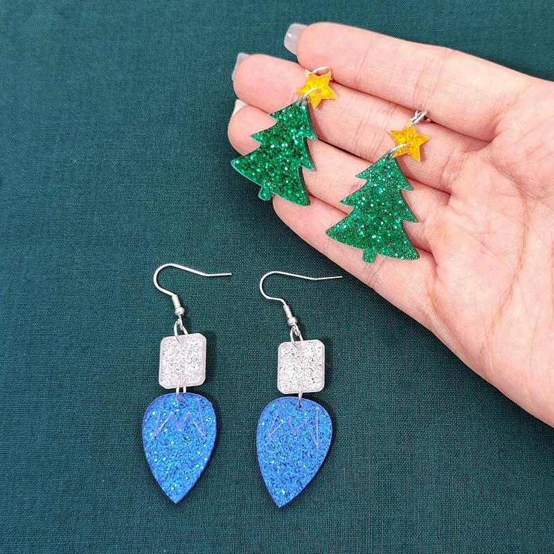 KUGUYS Weihnachtskranz baumelnde Ohrringe für Frauen, glitzernder Baum, HOHO-Glühbirne, Acryl-Schmuck, Modeaccessoires – Detail 11