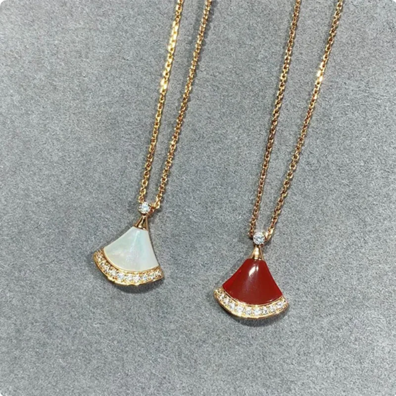 

High Quality Pink Gold Fritillaria Skirt Pendant Necklace Suitable For Women High-end Fashionable Brand Jewelry