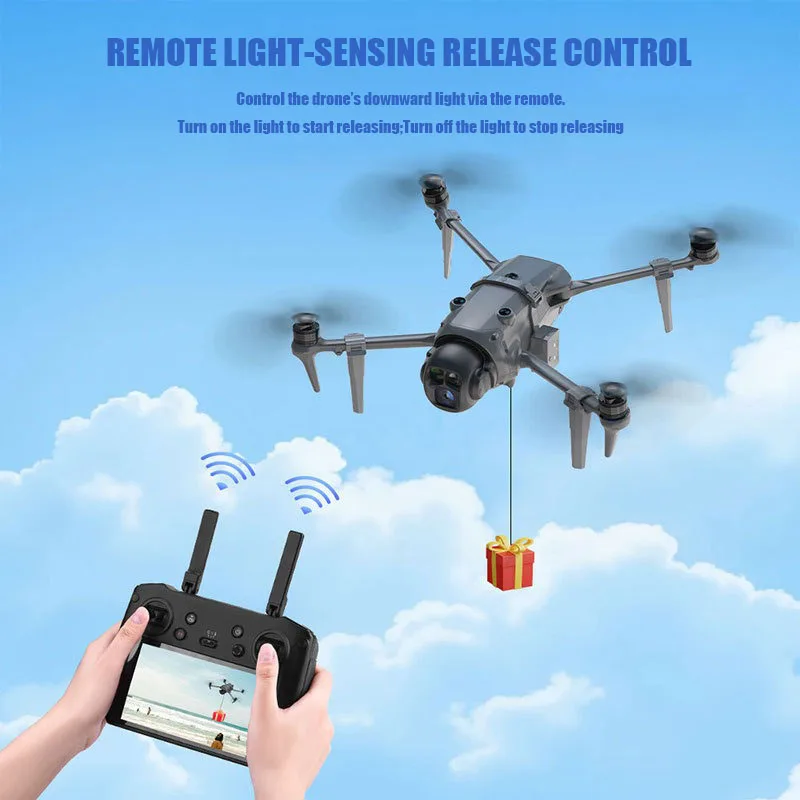 Drone DJI Mavic 4 Pro en vol avec le dispositif de largage accroché, survolant un lac pour une livraison précise.
