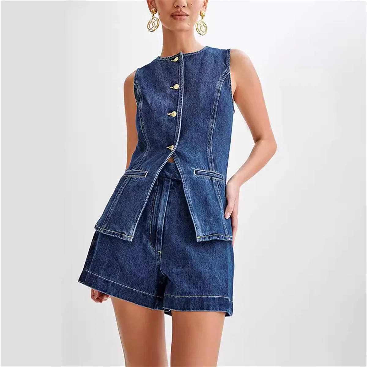 thumbnail image 1 of Conjunto de ropa de 2 piezas para mujer, Top de cuello redondo con abertura sin mangas, traje corto ancho de cintura alta, pantalones cortos informales, 2024, 1 of 5