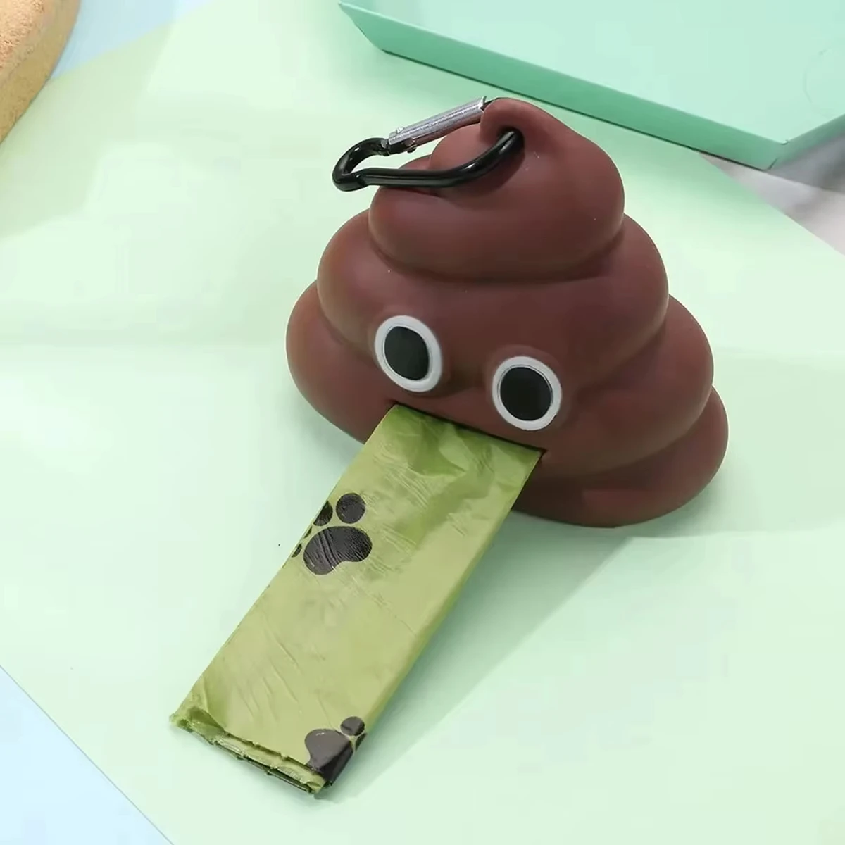 Dispenser per sacchetti igienici per animali domestici con design a forma di cacca, leggero, in silicone, con clip, per cani e gatti, per passeggiate, escursioni e pulizia domestica. - immagine 4