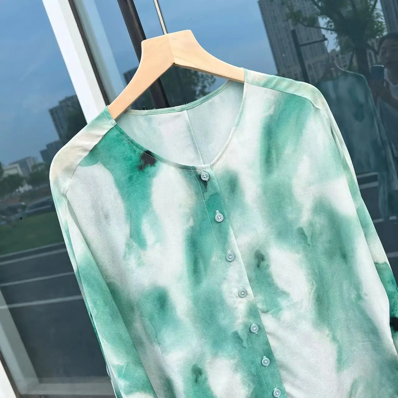 Рисунок 3 - Женская рубашка с акварельным принтом