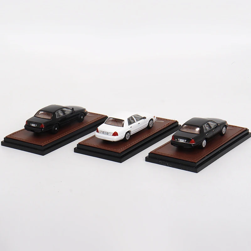 GOC I 1:64 Crown Victoria Street Package White Diecast Diorama Car Model Toys 