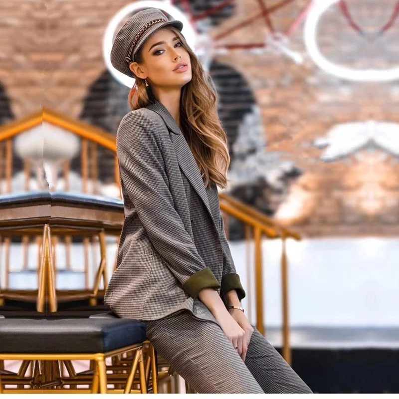 Женский офисный костюм-двойка из блейзера и брюк до щиколотки