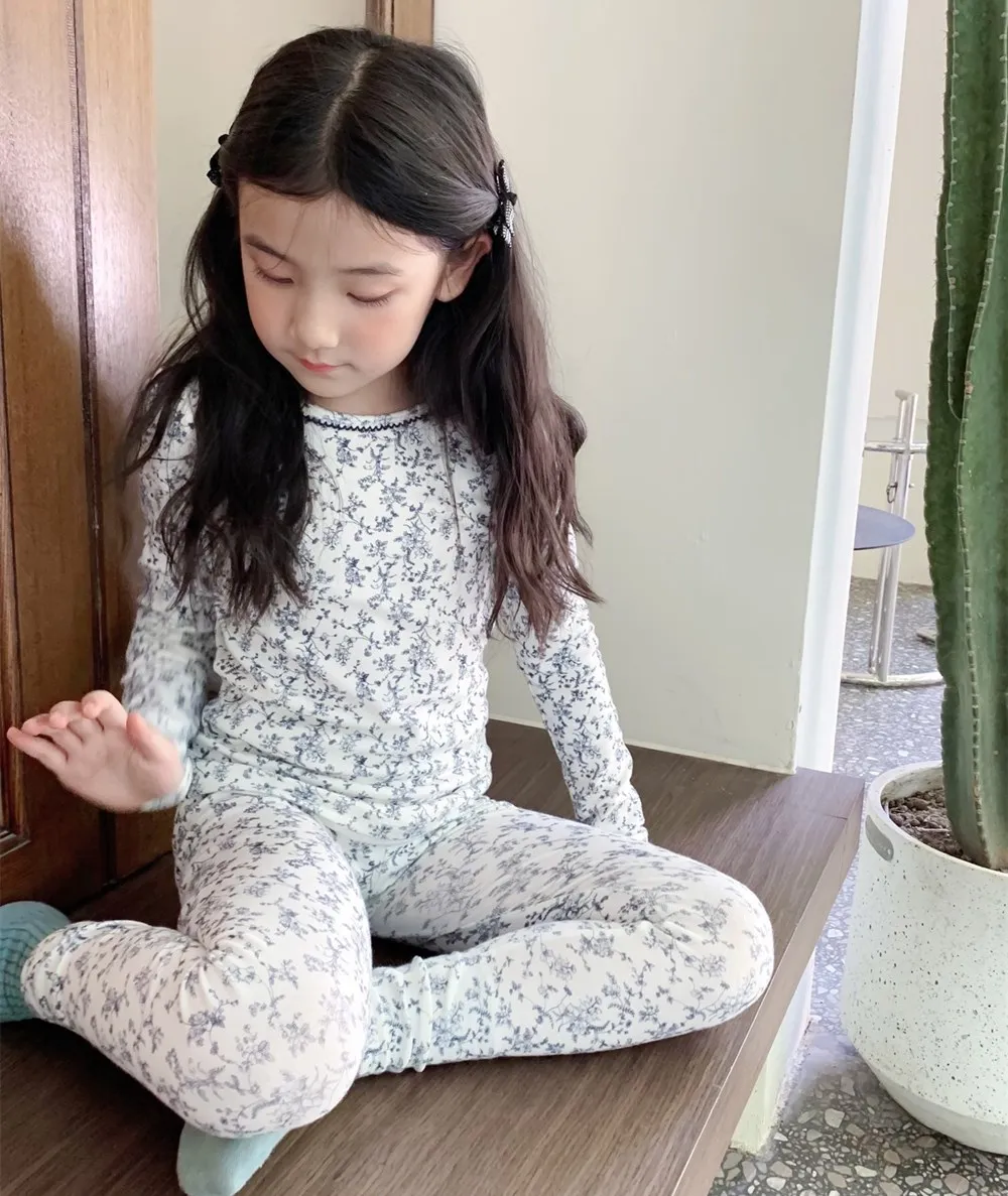 

kids set winter 2pcs Pajamas Fragmented flower pattern sweet girl set, soft and warm intimate home clothing