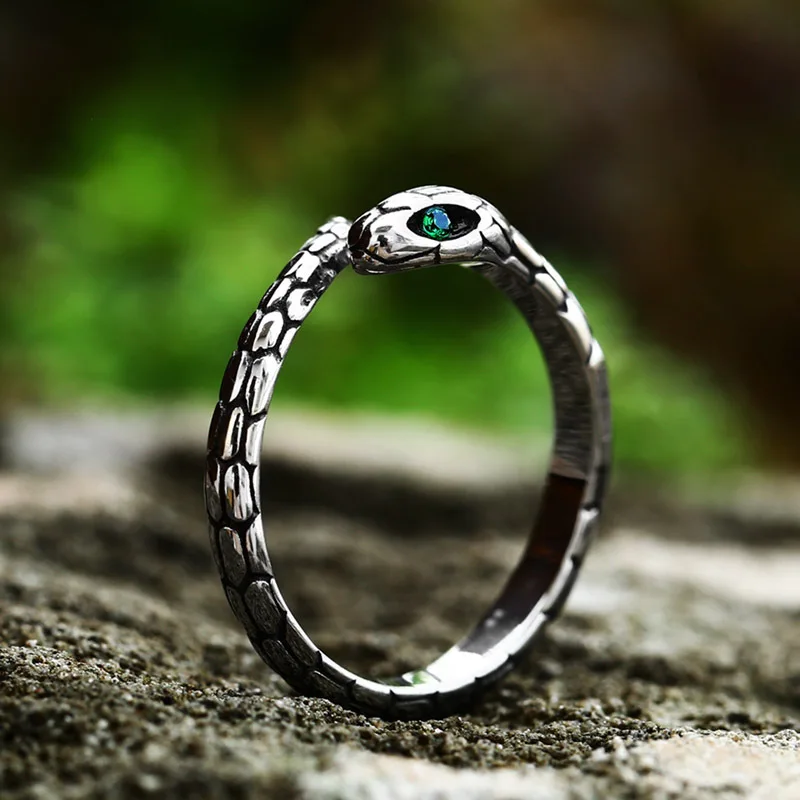 Luxurious Green Zircon Women's Wedding Ring in Sterling Silver