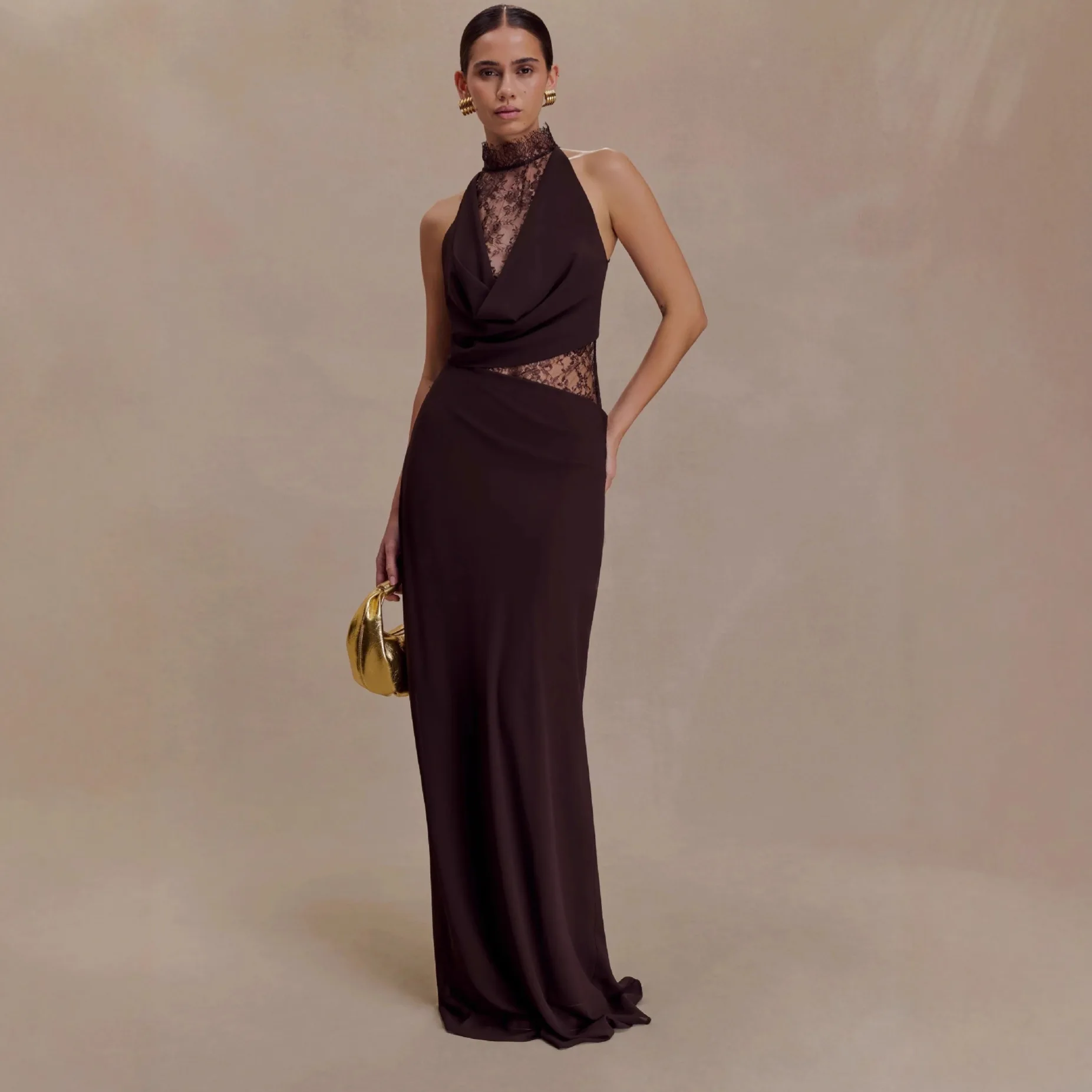 فستان دانتيل عنابي بقصة أنثوية فاخرة