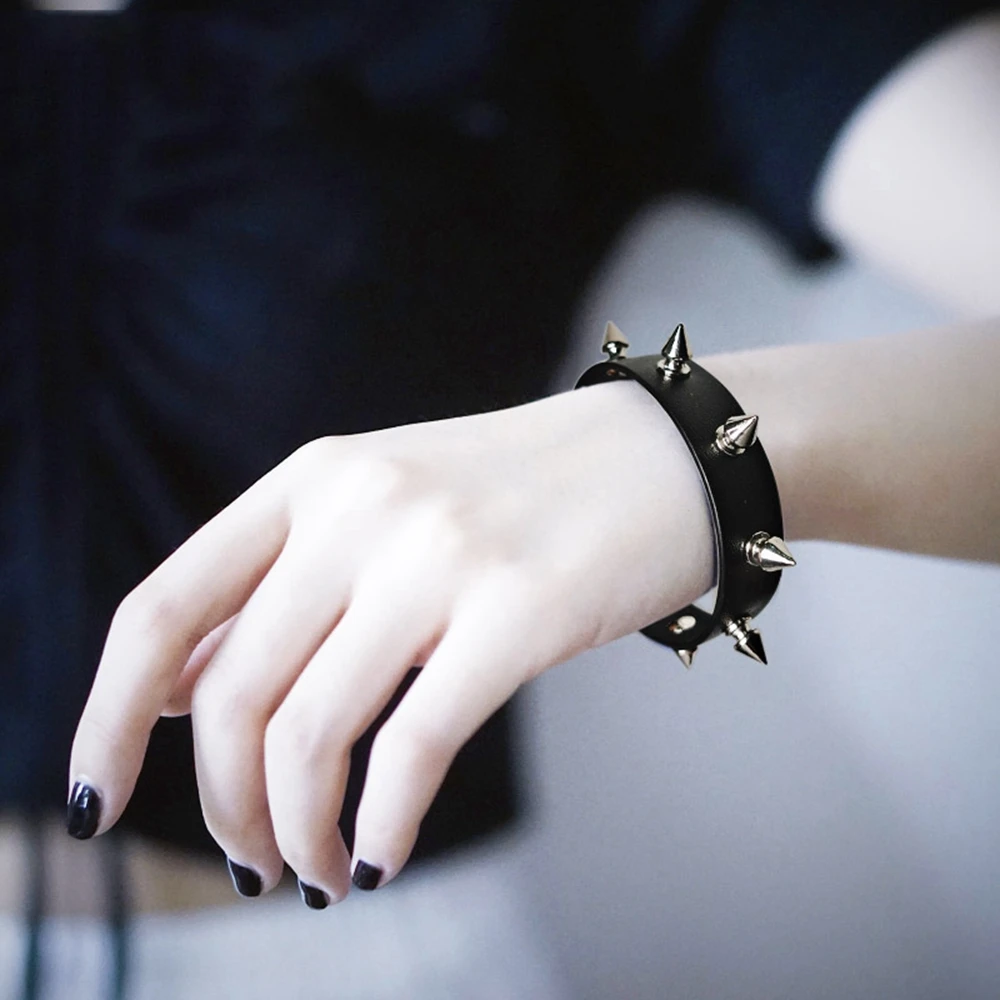 Unique Pointed Bracelet One-row Spike Rivet Punk Gothic Rock Unisex Bracelets Bangles Fashion Jewelry Cuff Wristband