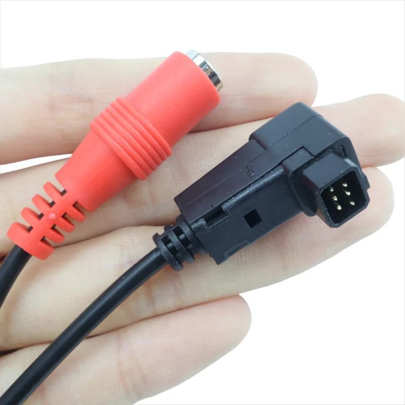 Câble adaptateur RC Futaba Square Port branché sur un simulateur USB