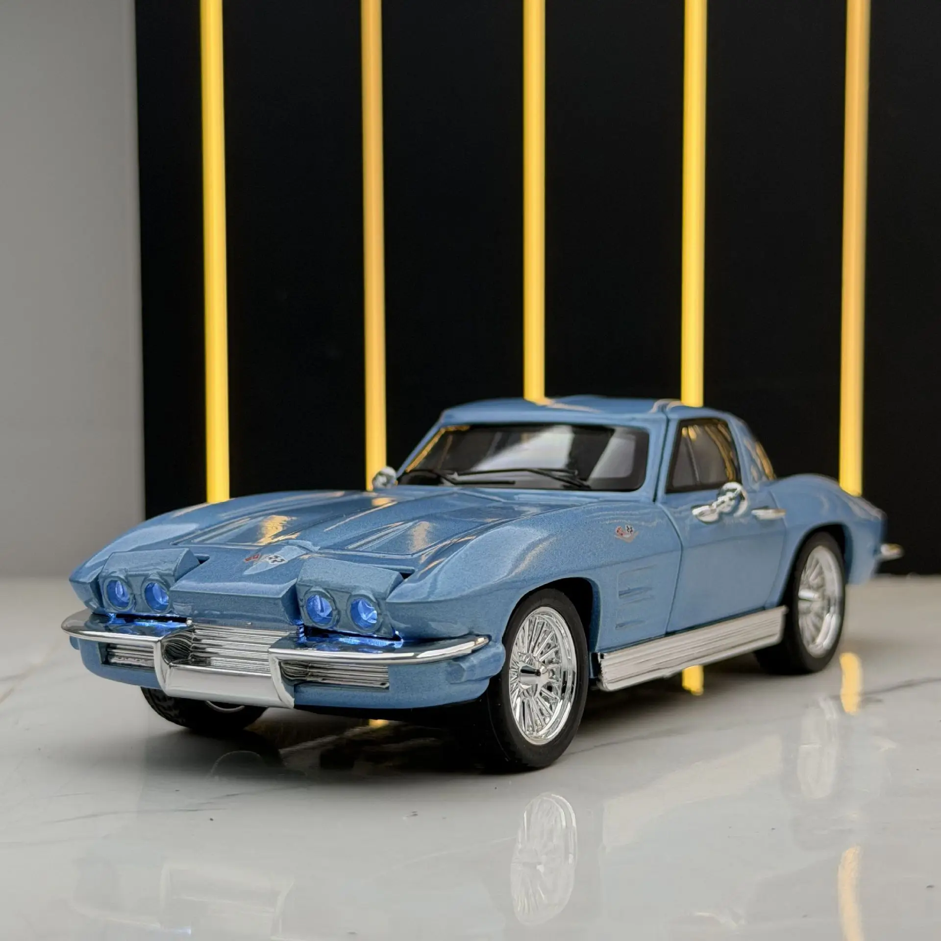 1:32 Sports Car Diecast Toy with Sound and Light