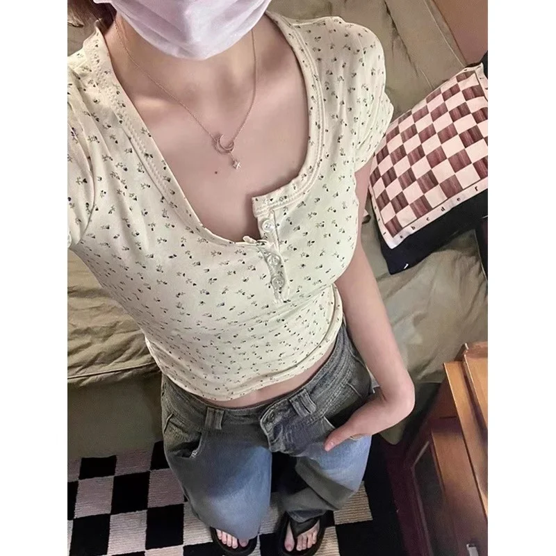 순수한 욕망 하프 오픈 칼라 플로럴 버튼 짧은 소매 티셔츠 여성 여름 Gyaru 섹시한 U 칼라 슬림 핏 슬리밍 쇼트 탑 패션