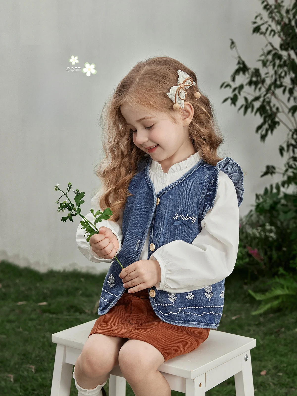 봄철 워싱 데님 자수 베이비 조끼 여아용 아동 캐미솔 레이스 트림 면 혼방 원단 레귤러 핏 싱글 버튼 클로저