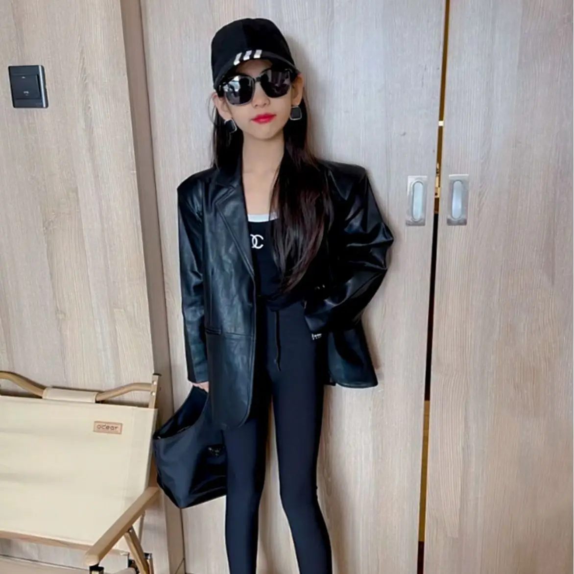 

Женская Осенняя Корейская версия 2024, новая модель, стильная ветровка из потертой кожи для больших мальчиков