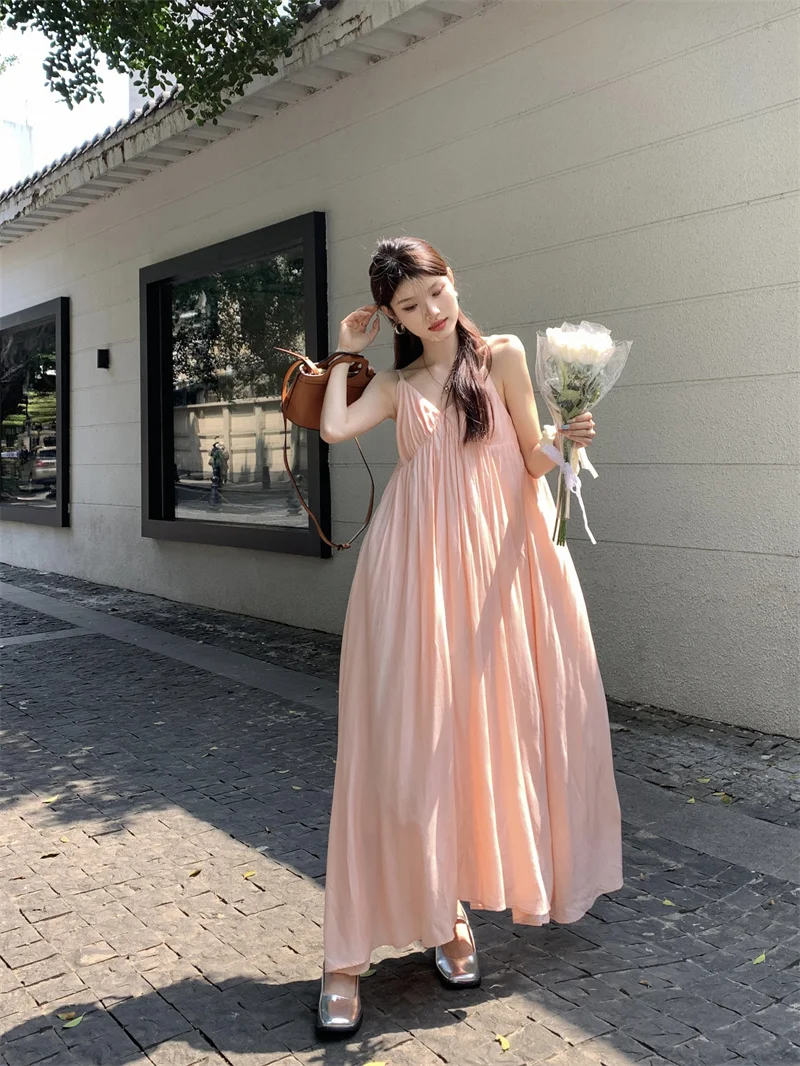 여름 2023 새로운 느슨한 핑크 슬링 긴 드레스 여성 기질 V-neck 휴일 스타일 무릎 민소매 드레스 