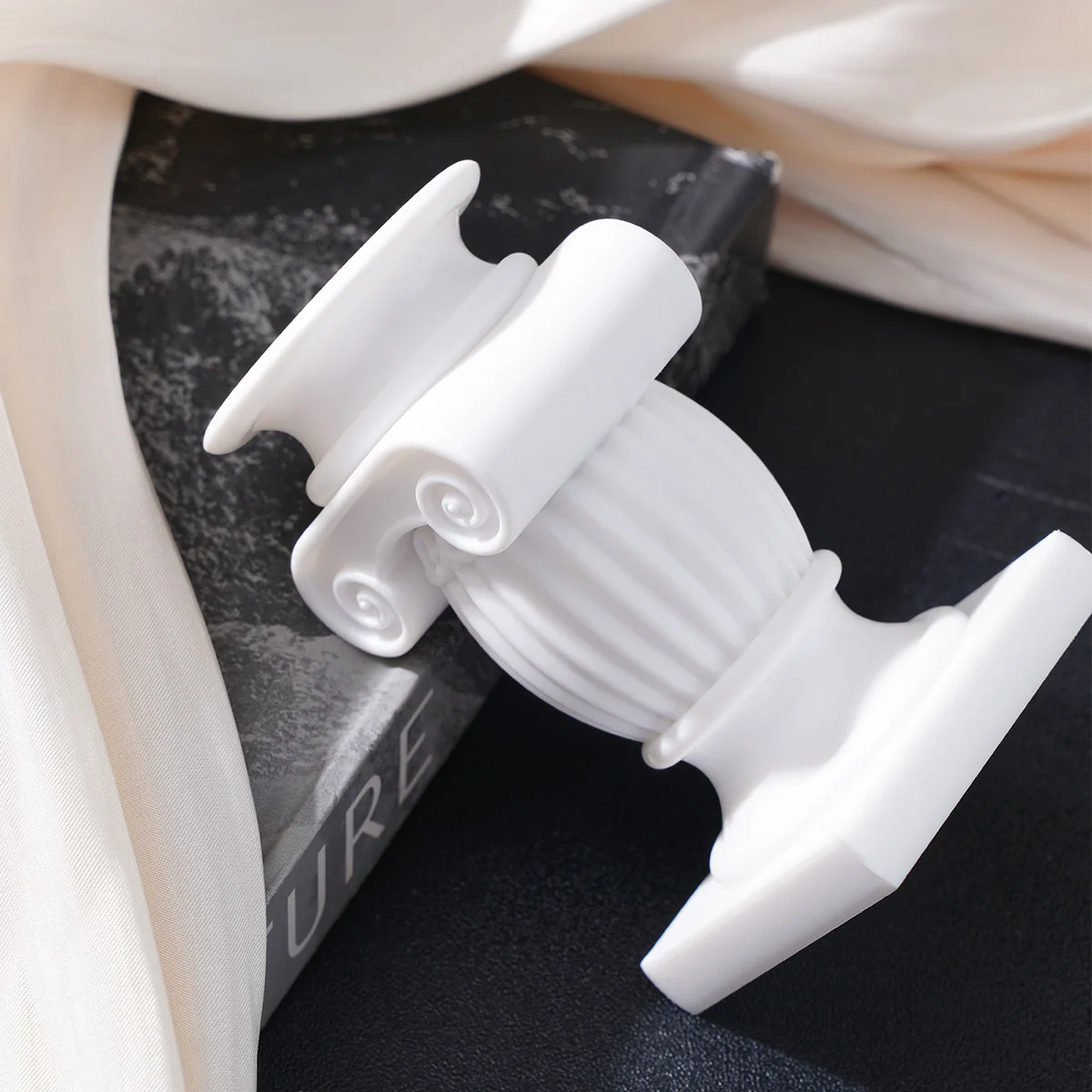 1PC, white drum-shaped Roman column sculpture handicraft, European-style candle decorated base, festival decorative candlestick