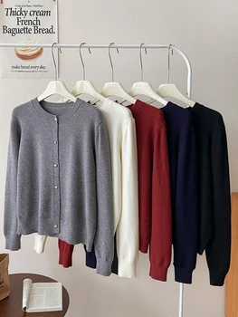 سترة نسائية جديدة لخريف 2025 سترة محبوكة صغيرة بإبزيم ذهبي وياقة دائرية سترة نسائية محبوكة غير رسمية بأكمام طويلة