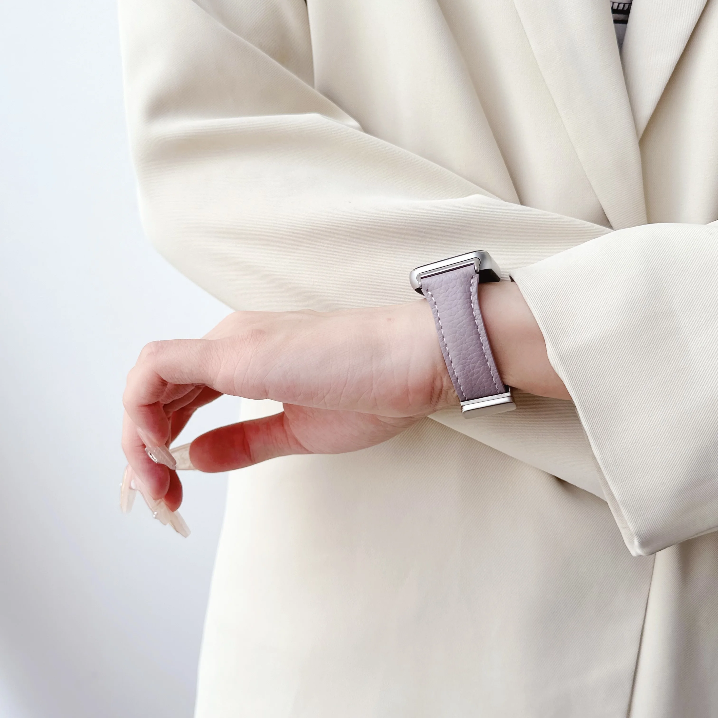 Elegant Leather Band Strap with Connector for Smartwatches - Stylish Wrist Bracelet