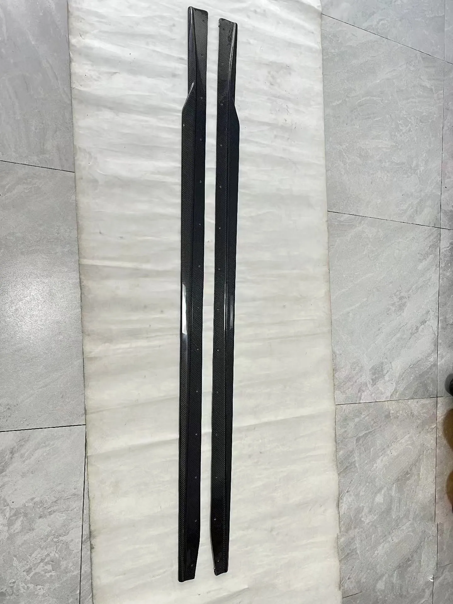 고품질 드라이 카본 파이버 R44 스타일 사이드 스커트 (G87 M2 쿠페용 사이드 스커트 스플리터)