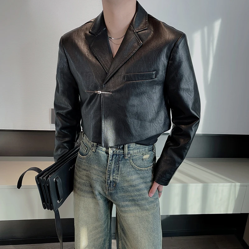 

Autumn Winter Short Leather Suit Jacket Men Fashion Metal Buckle Design Loose Blazer Masculino Social Streetwear Dress Coat 2023