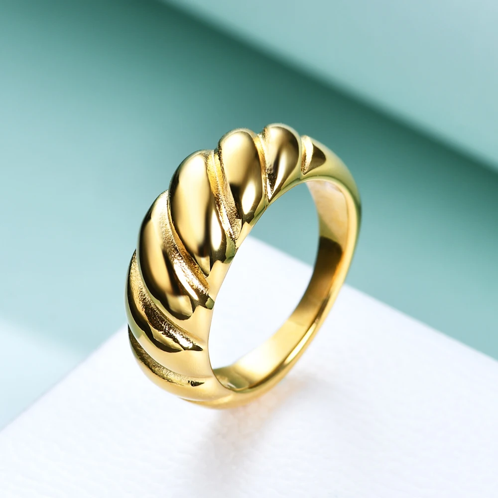 VQYSKO 크로와상 땋은 트위스트 인장 Chunky Dome Ring 여성과 남성을위한 스태킹 스타 밴드 성명 결혼 반지 미니멀리스트
