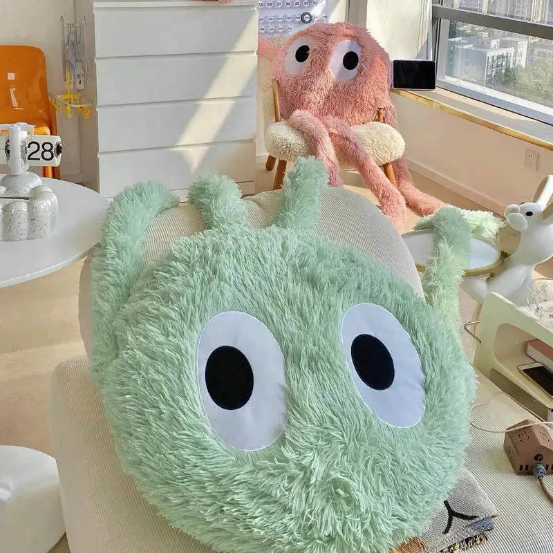 Jouet en peluche extraterrestre aux grands yeux