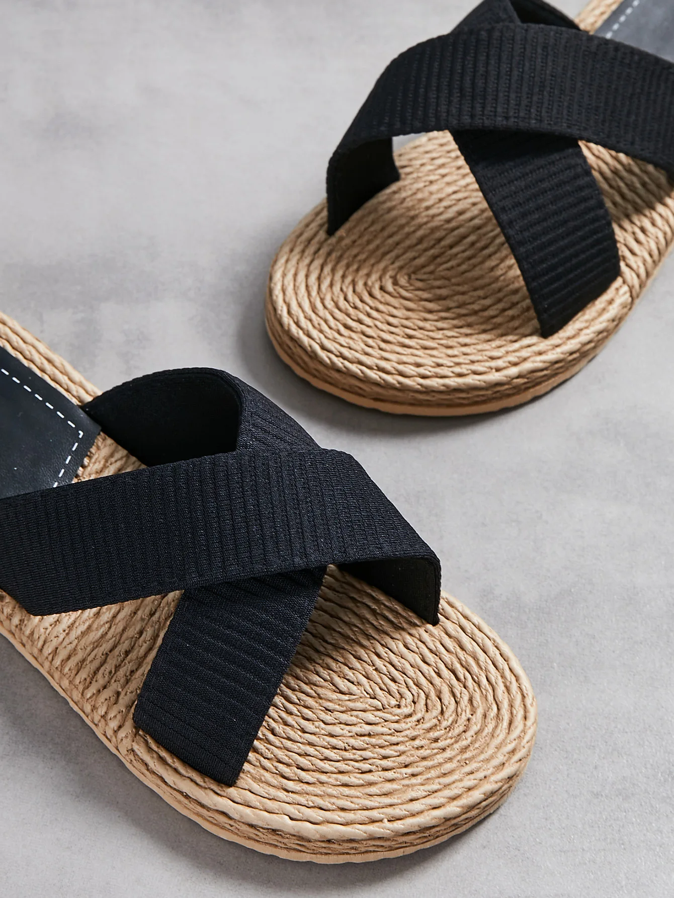 Handmade Ladies Home Slipper Hemp Straw Women Sandals Casual Outdoor Cross Slipper Female Summer Beach Wear Flat Heel Shoes