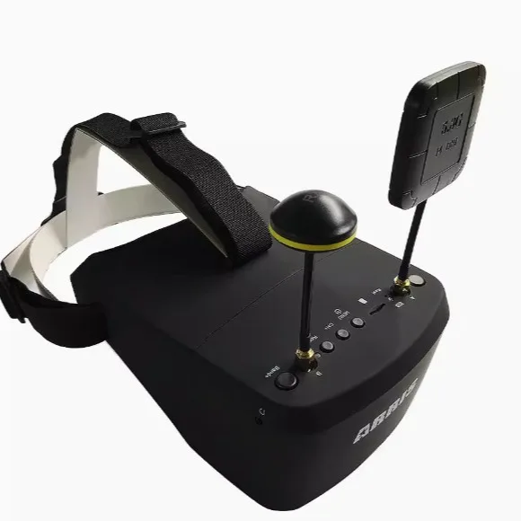 Utilisateur portant les lunettes FPV EV800D avec DVR et Diversité RaceBand, casque ajusté pour le confort