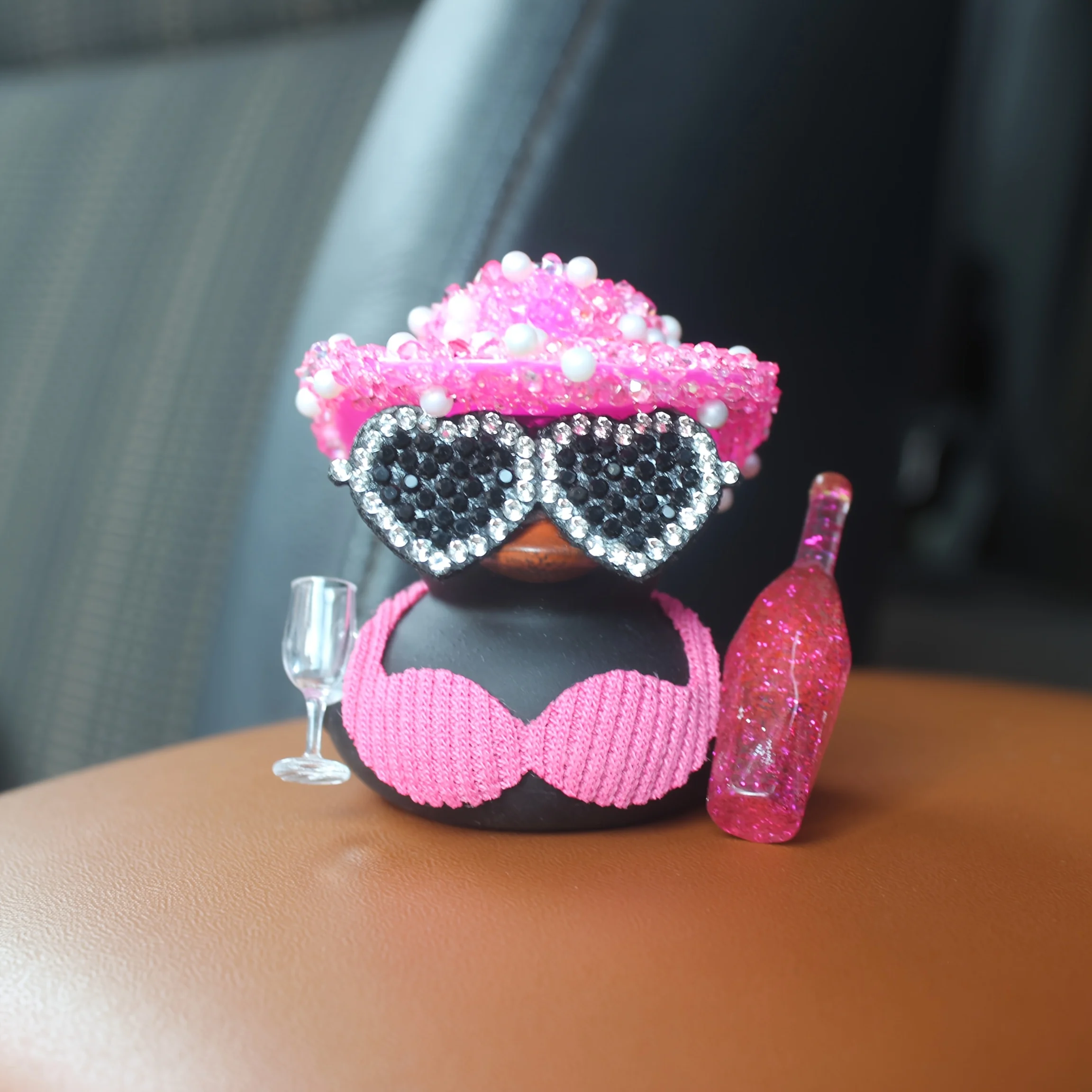 핑크색 반짝이 모자와 샴페인 병 디자인을 갖춘 1PC 블랙 덕, 자동차 장식품, 자동차 장식, 자동차 센터 콘솔 장식품.