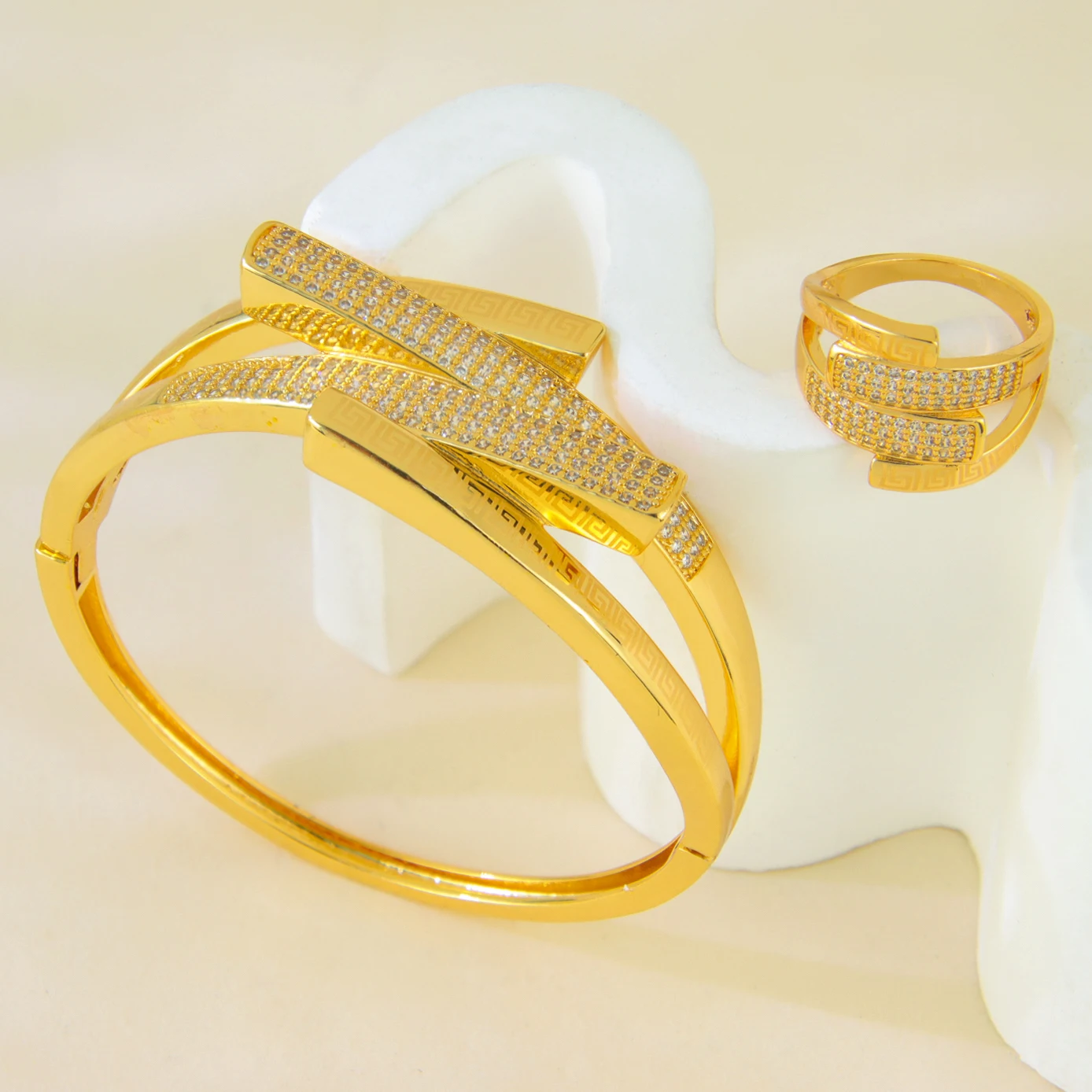 Einzigartiges unregelmäßiges Zirkonia-Armband-Ring-Set, 21 Karat vergoldet, arabische kreative Geometrie, Manschettenarmreifen, Dubai, Damen-Party-Schmuck – Detail 14