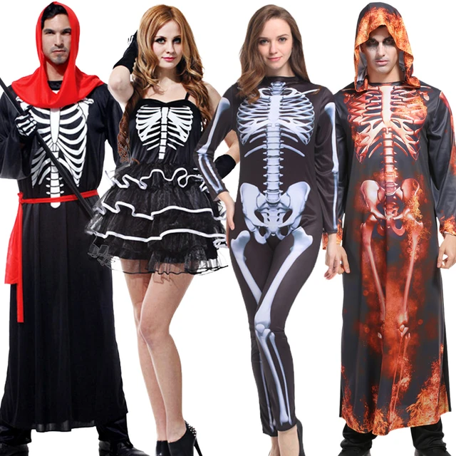 Pirata masculino com um disfarce assustador sobre fundo preto para o  halloween.