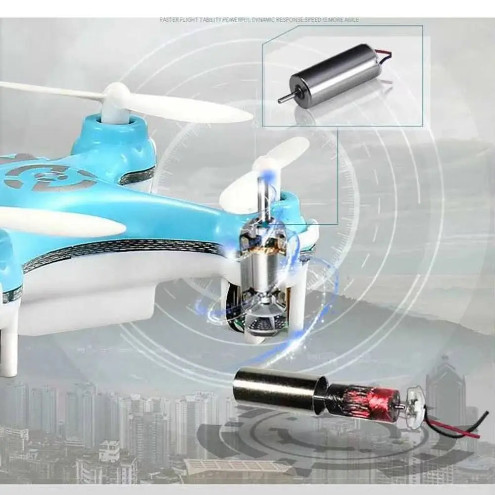 Enfant souriant pilotant un mini drone jouet rose avec télécommande USB, achat parfait pour s'amuser.