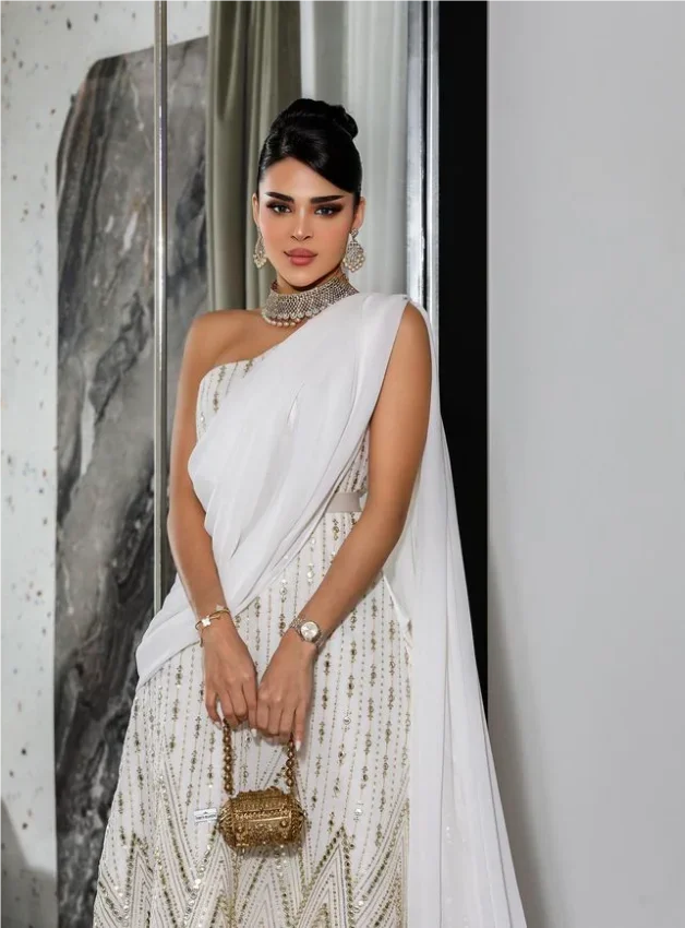 فستان ابيض فخم مزين بالخرز