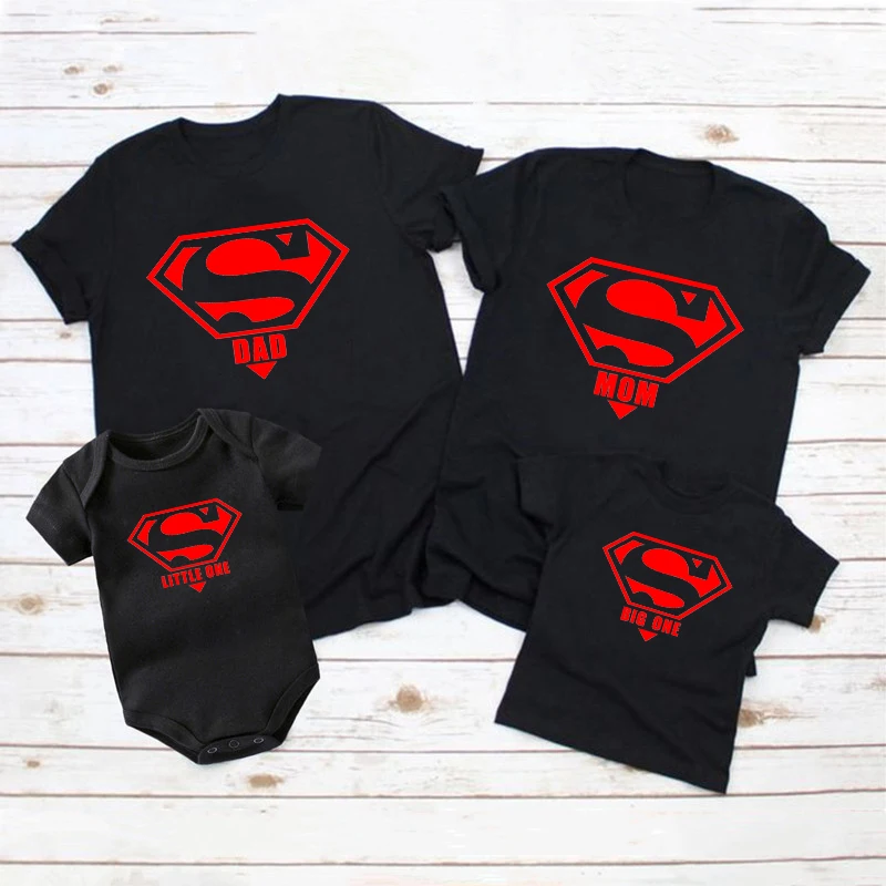 Фото 2022 модные Семейные парные футболки рубашка для мамы дочки отца сына детей боди