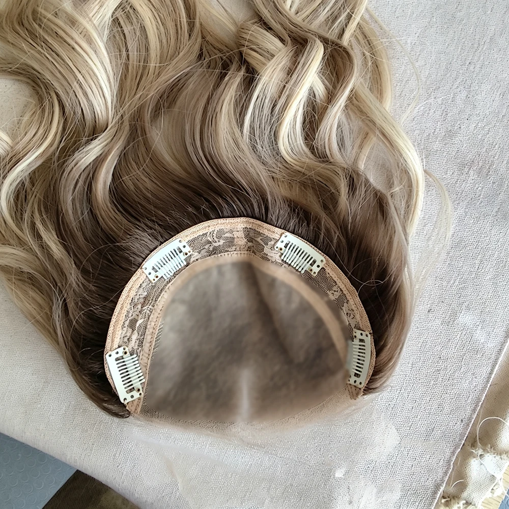 Topper per capelli umani 6x7 con base in pizzo, biondo ombré ondulato, in capelli Remy, con clip traspiranti, per donne con capelli diradati - immagine 6