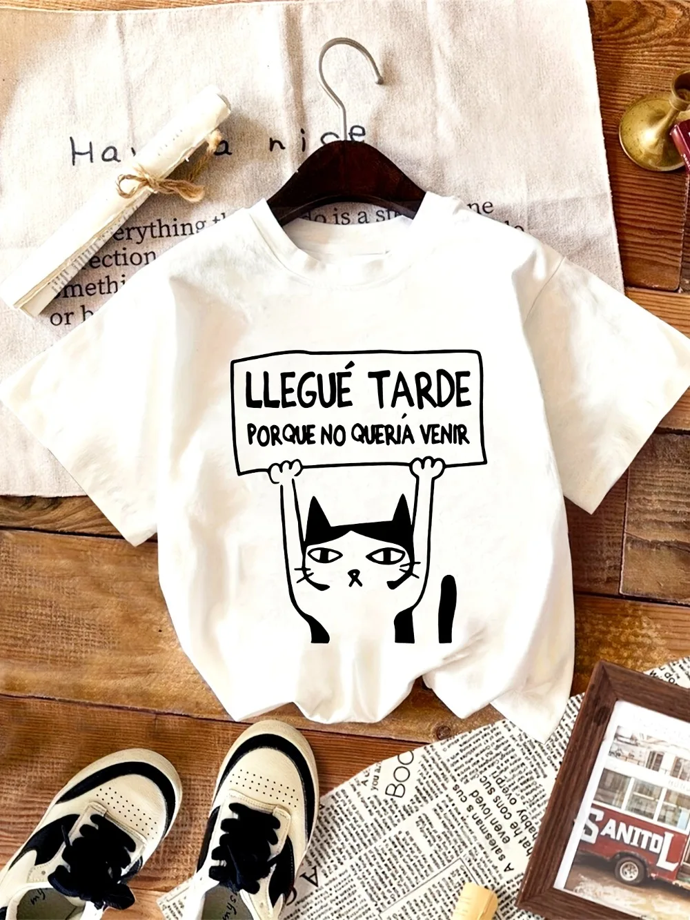 Damen-T-Shirt mit süßem Katzen-Buchstaben-Aufdruck „Llegue Nadaloji No Queria Venir“, lässiges, kurzärmliges Rundhals-Top für Katzen-T-Shirt – Detail 4
