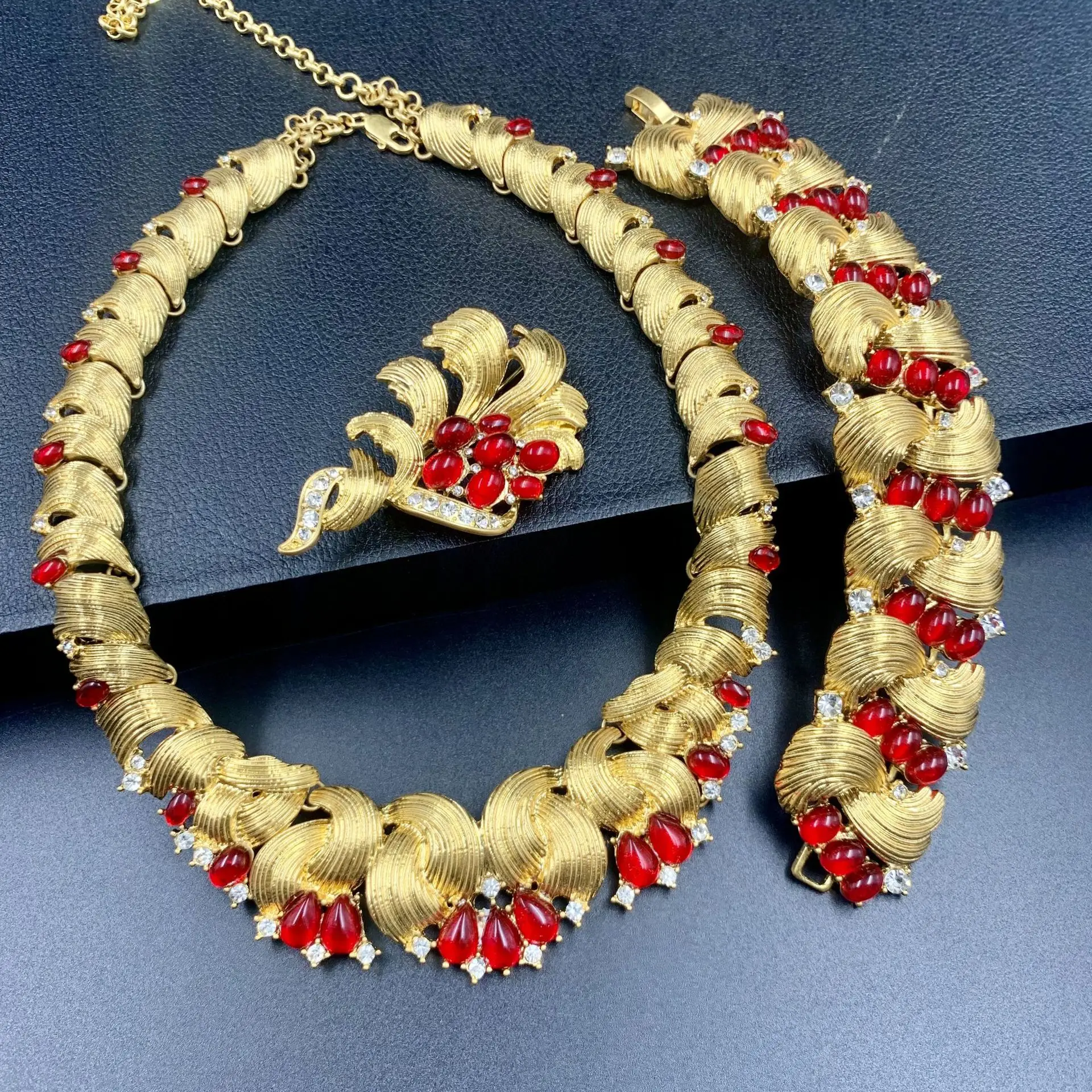 

Palace style intellectual brooch bracelet necklace