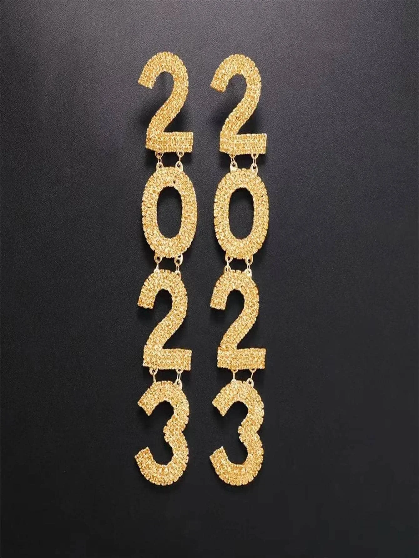 

Женские серьги-подвески с цифрами 2023