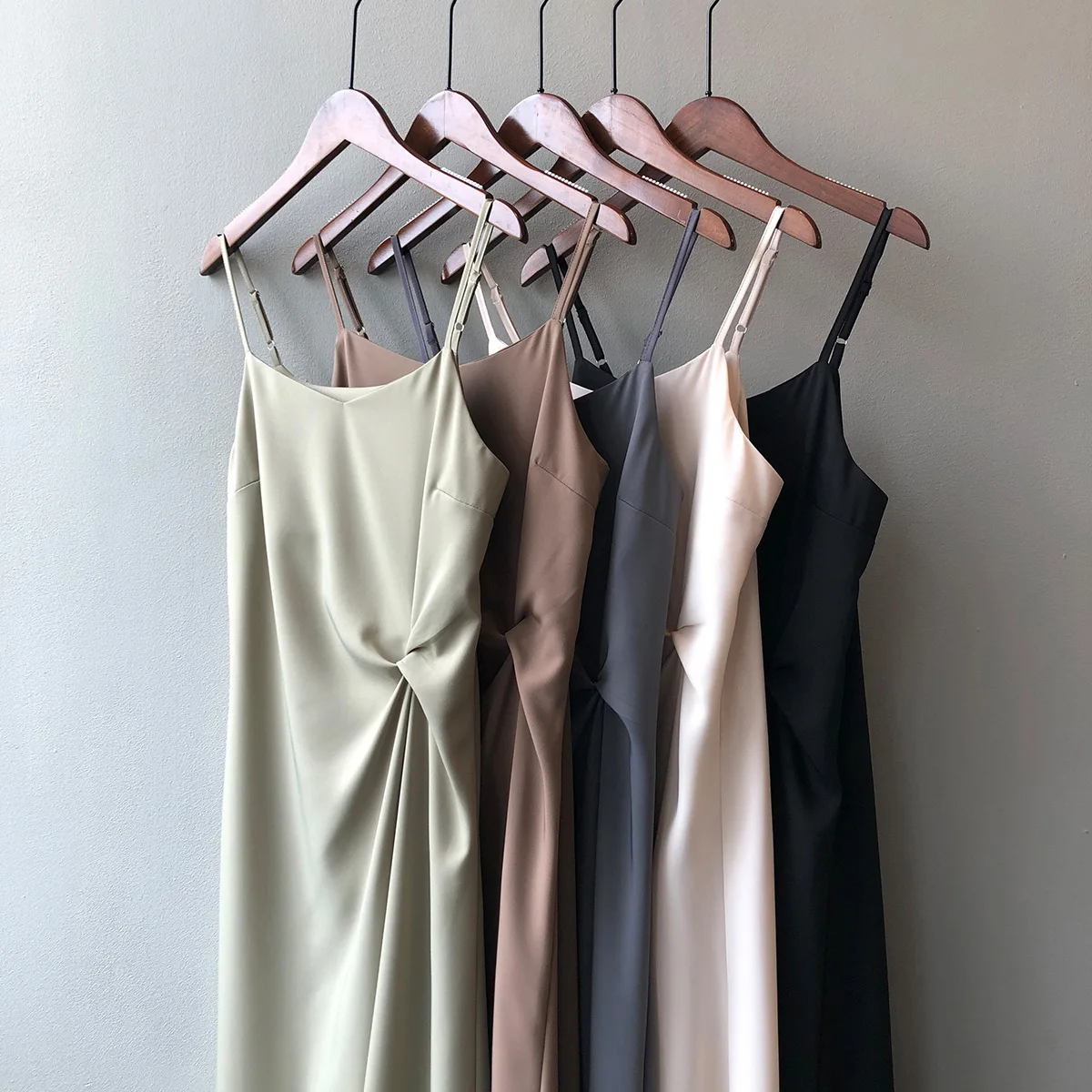 

Hanging sling dress female 2023 spring new design sense niche sexy sleeveless bottoming long skirt