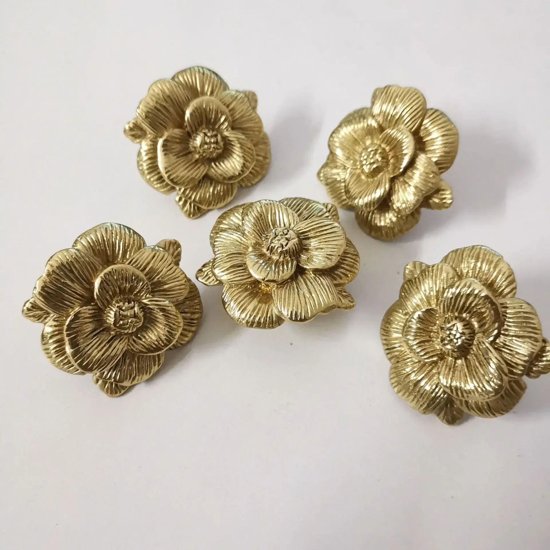 Description Picture 3 of itemRetro Brass Rose Flower Drawer Cabinet Door Handle Wardrobe Tea Caddy Jewelry Box Knob Decor Pulls Furniture Handle Hardware